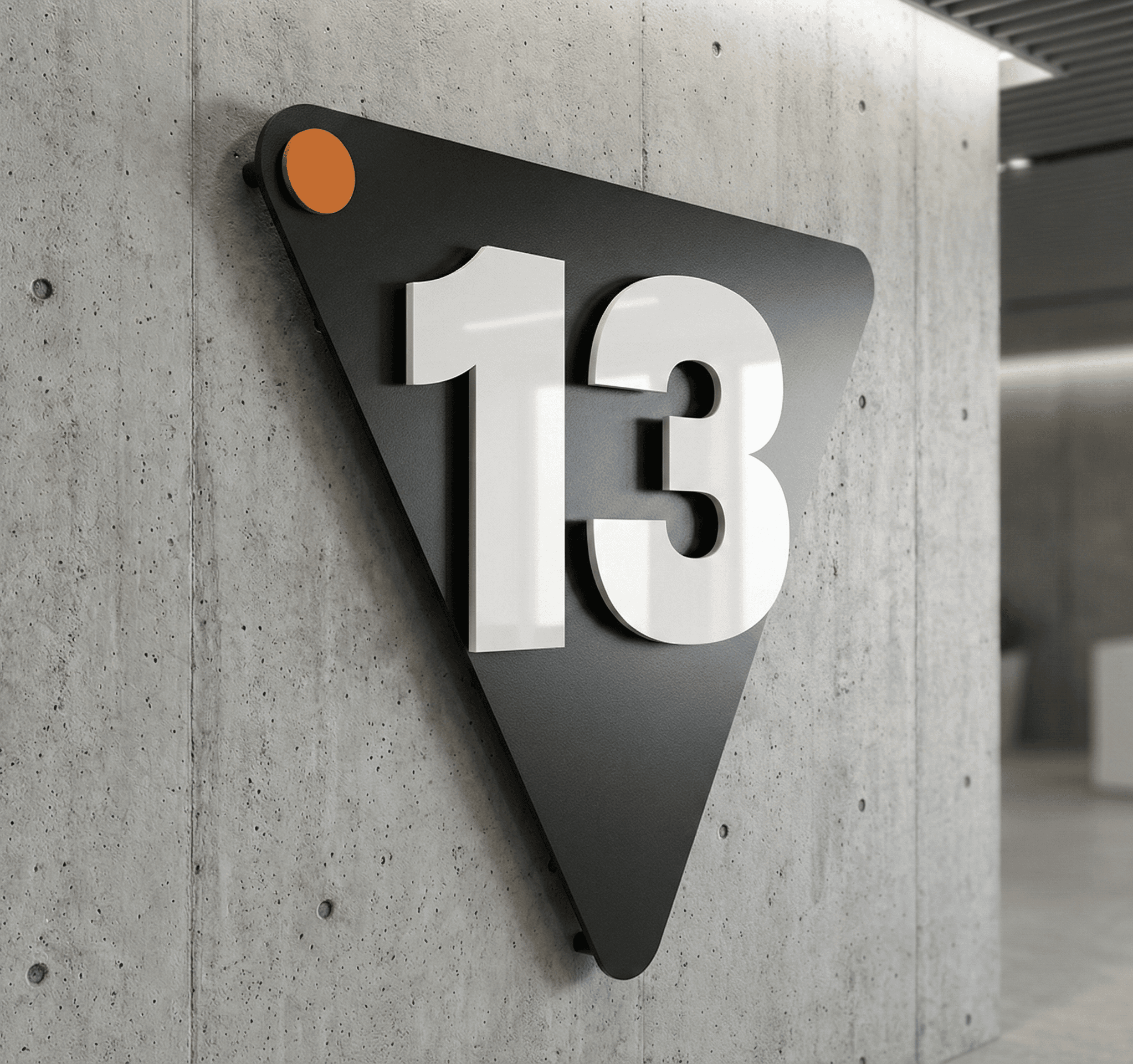 Marca de 13 Integra instalada sobre una pared de hormigón