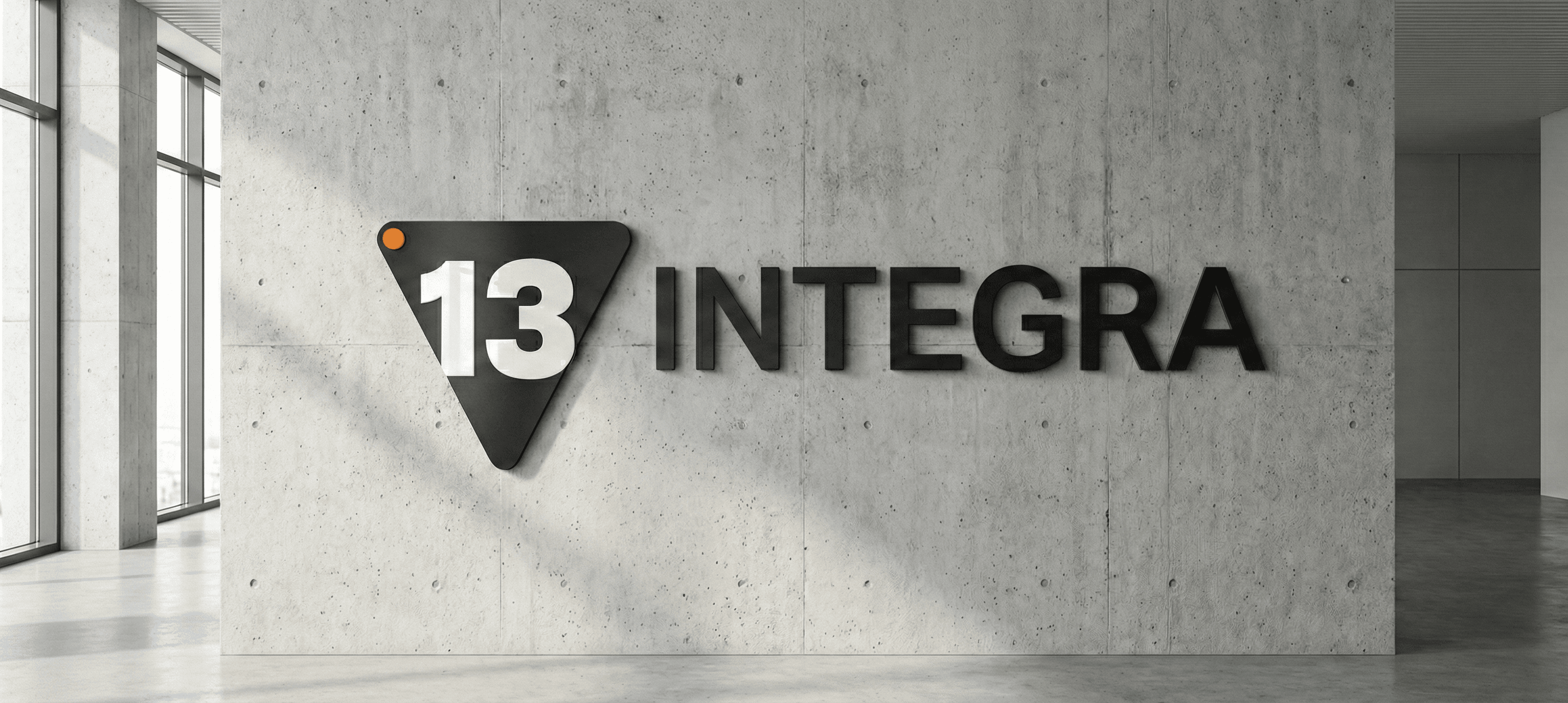 Gran marca y logotipo de 13 Integra sobre una pared de hormigón