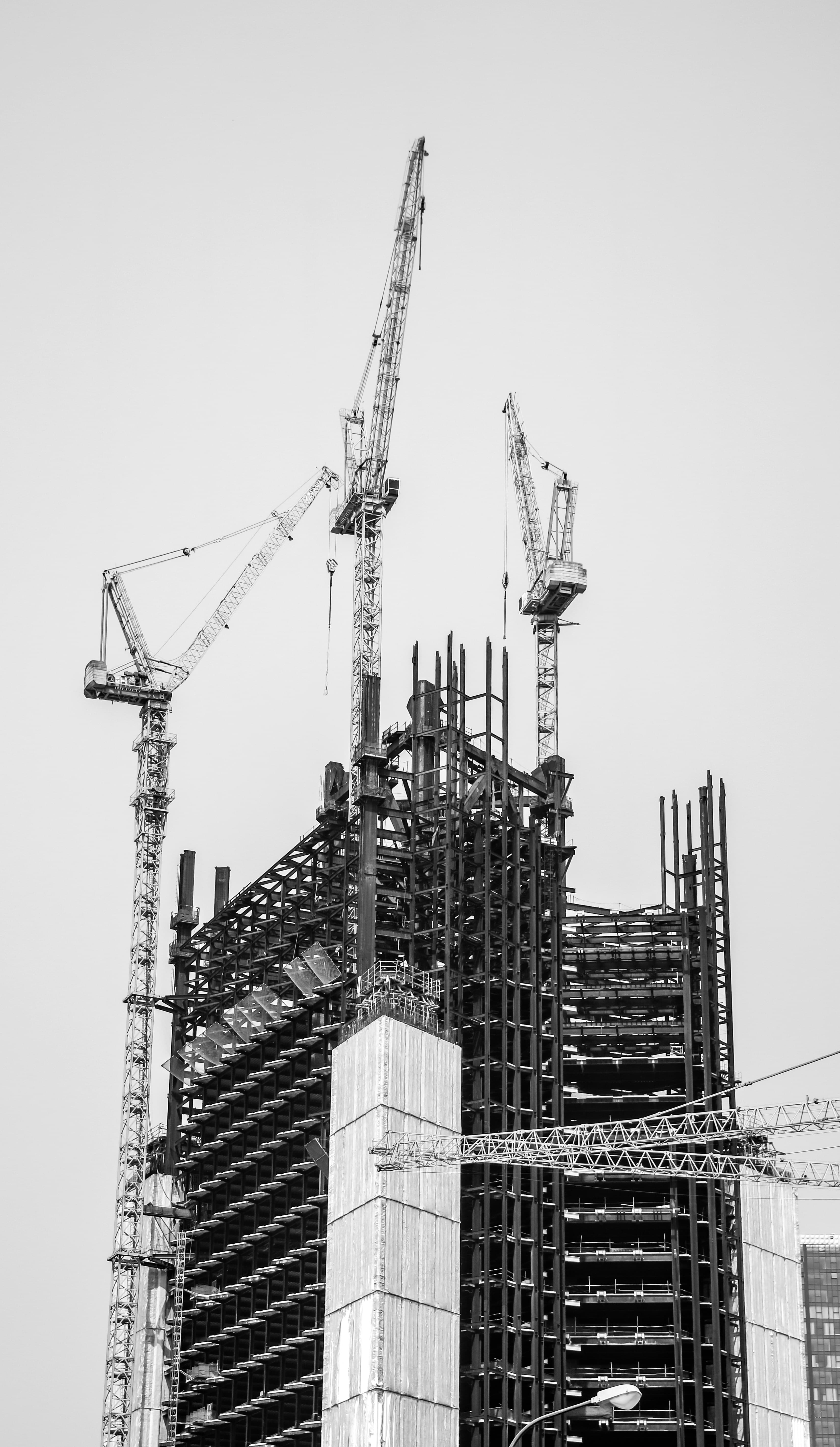 Grúas de obra utilizadas como metáfora de construir y mejorar asistentes inteligentes