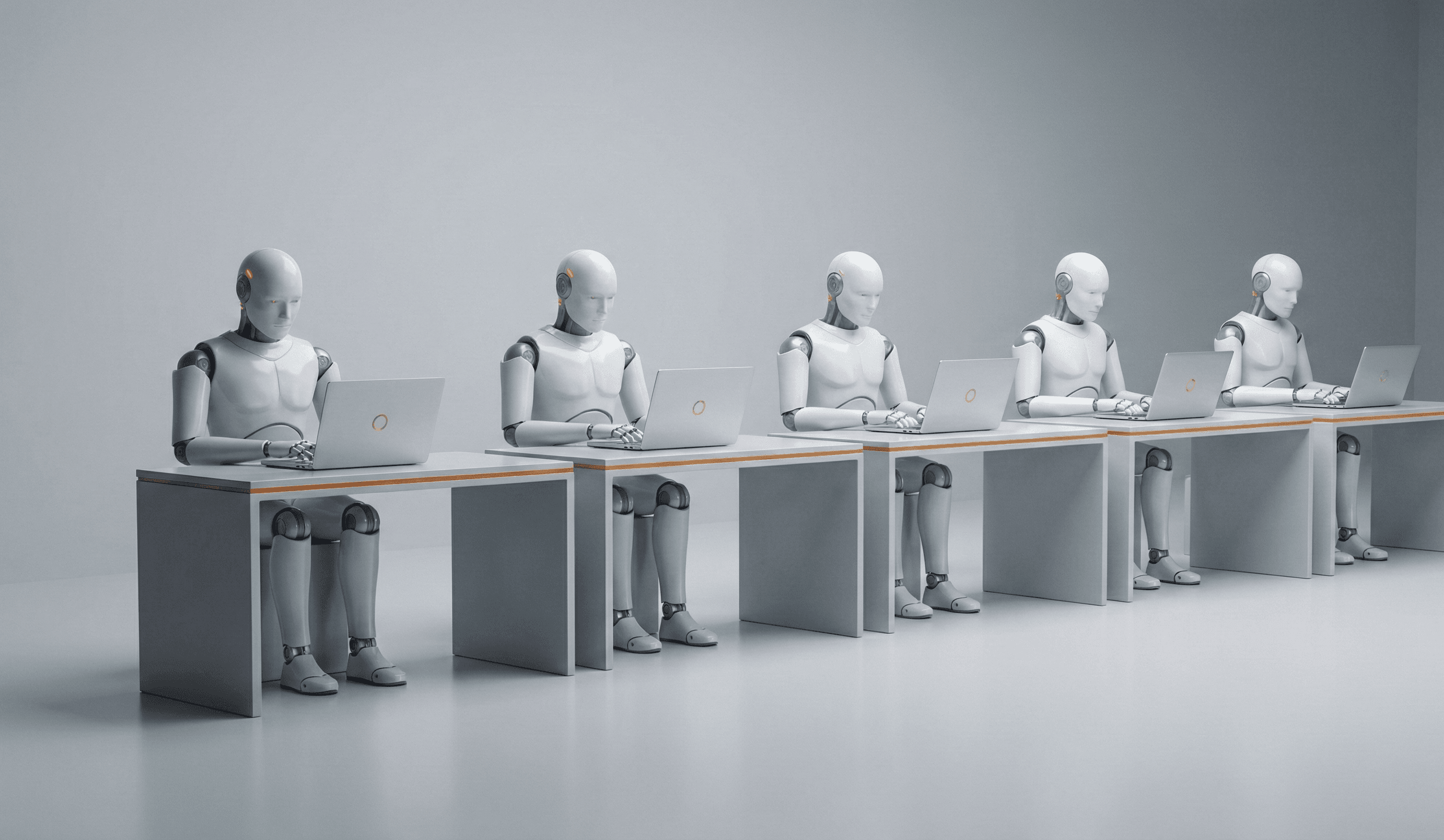 Fila de robots humanoides trabajando con portátiles en una oficina limpia
