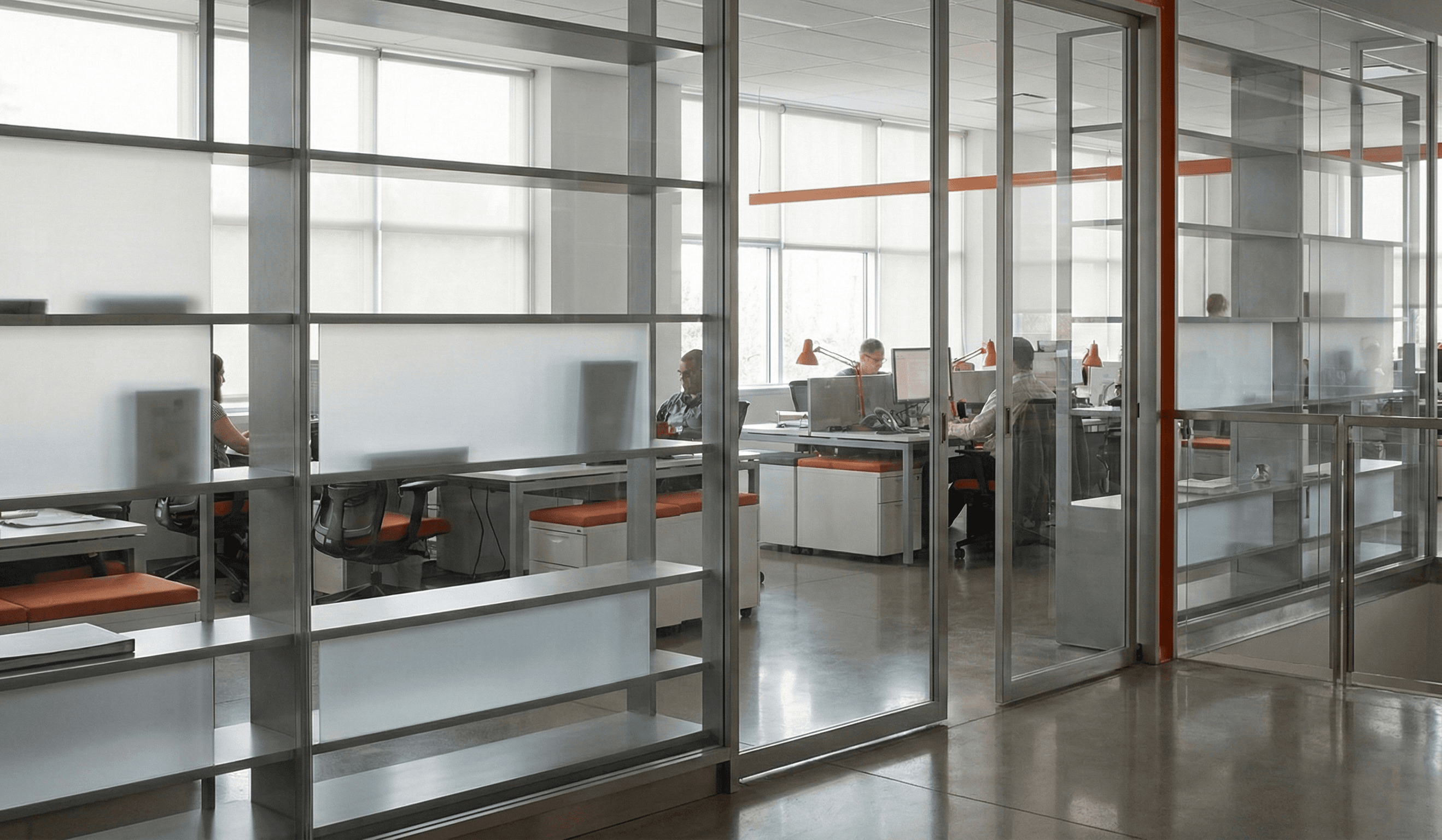 Oficina vista a través de cristales que representa visibilidad limitada sobre el trabajo