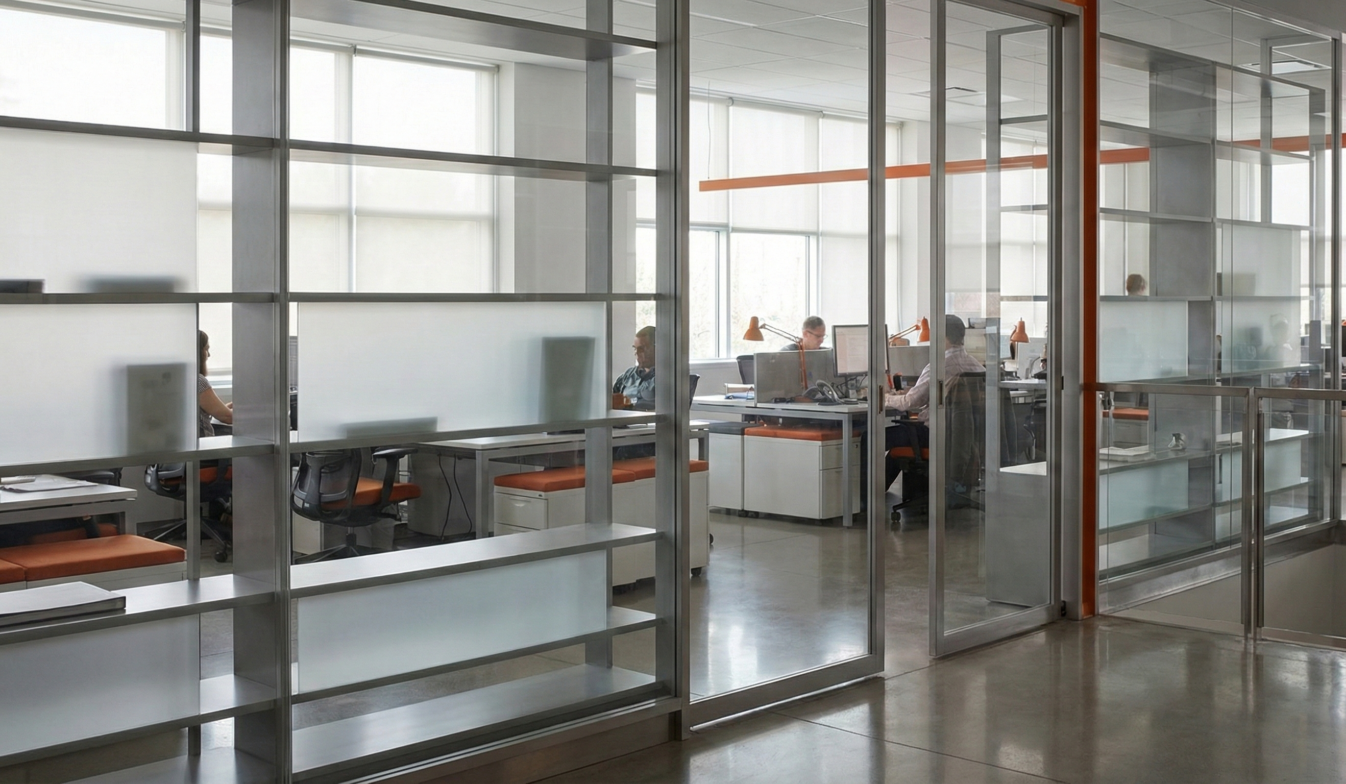 Oficina vista a través de cristales que representa visibilidad limitada sobre el trabajo